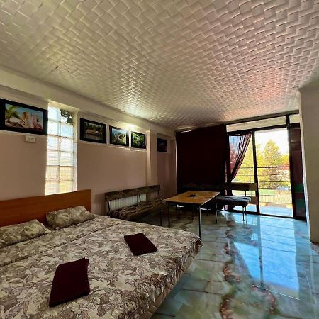 Smile Guesthouse Tbilisi Buitenkant foto