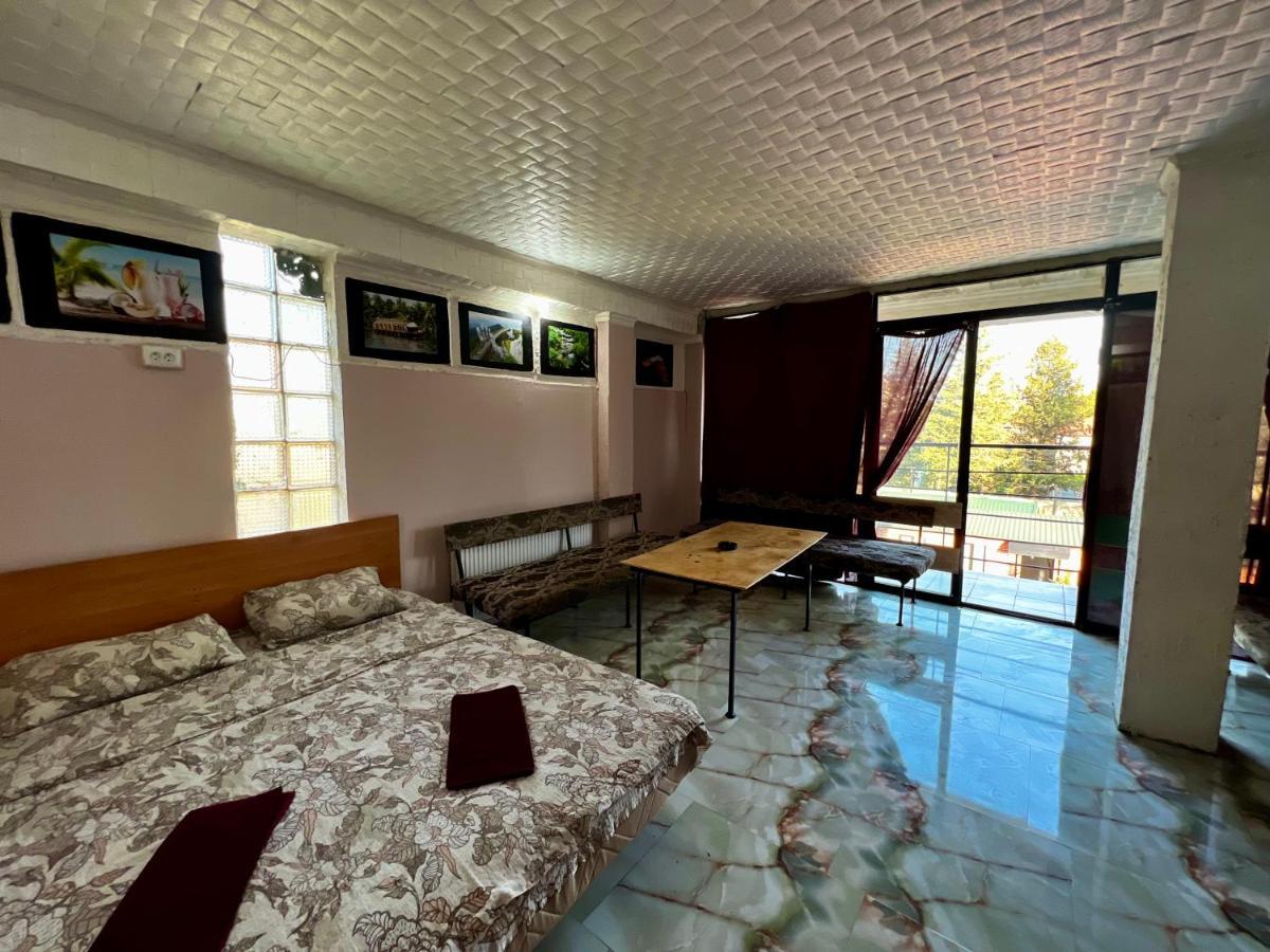 Smile Guesthouse Tbilisi Buitenkant foto